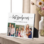 Plaque Photo Meilleur Grand-Père Petits-Enfants Photo Collage<br><div class="desc">Capturez l'amour entre Poppy et ses petits-enfants avec notre grand-père grand-père grand-enfants Photo Collage Plaque. Cette plaque personnalisée présente un collage photo plein de charme, qui présente de magnifiques moments de chère partagés entre Poppy et ses petits-enfants bien-aimés. Autour des photos est le titre attachant "Poppy", ajoutant une touche spéciale...</div>