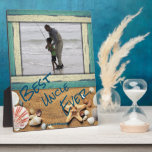 Plaque Photo Meilleur Oncle Ever Beach Sea Cadeau photo personn<br><div class="desc">Écran photo personnalisé en carton dur avec scène de plage et en bois peint en bleu et blanc pour le Best Uncle Ever. Personnalisez en ajoutant votre propre photo et en changeant le nom des donneurs. Utilisez l'onglet "Personnaliser" pour apporter des modifications</div>