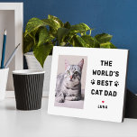 Plaque Photo Meilleur Papa Chat du Monde Photo Navy<br><div class="desc">Un panneau classique en forme de plaque blanche présentant "Le Meilleur Papa Chat du Monde" en typographie noire gras avec des accents d'empreintes de pattes, une photo de chat personnalisée et un nom d'animal de compagnie personnalisé avec un détail de cœur. Tout le texte est entièrement personnalisable — un cadeau...</div>