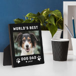 Plaque Photo Meilleur Papa Chien au Monde Photo Noir<br><div class="desc">Un panneau noir audacieux avec « Meilleur Papa Chien du Monde » en blanc net, accompagné d'une photo de compagnie personnalisée et du nom du chien accentué par un cœur et une empreinte de patte. Tout le texte est entièrement personnalisable — un cadeau moderne et élégant pour le papa chien...</div>