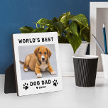 Plaque Photo Meilleur Papa Chien du Monde Photo d'Animal de Com<br><div class="desc">Un panneau en plaque blanche propre présentant "Meilleur Papa Chien du Monde" en caractères gras avec une photo d'animal de compagnie personnalisée et un nom de chien personnalisé accentué par un cœur et une empreinte de patte. Tout le texte est entièrement personnalisable — un cadeau charmant pour tout père de...</div>