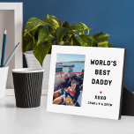 Plaque Photo Meilleur Papa du Monde Photo de Famille Personnali<br><div class="desc">Un panneau en plaque blanche doux avec "Meilleur Papa du Monde" en caractères gras avec une photo personnalisée, "XOXO, " et les noms des enfants personnalisés avec un accent de cœur. Tout le texte et la photo sont entièrement personnalisables — un cadeau souvenir sincère pour Papa à la fête des...</div>