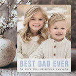 Plaque Photo Meilleur papa jamais heureux photo de fête des pèr<br><div class="desc">Plaque photo avec votre photo et texte de police moderne bleu clair "Meilleur papa jamais" avec votre message ci-dessous. Modifiez les couleurs et les polices,  déplacez et redimensionnez les éléments de l'outil de conception.</div>