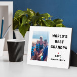 Plaque Photo Meilleur Papi du Monde Photo de Famille Personnali<br><div class="desc">Un panneau de signalisation blanc émouvant avec "Meilleur Papi du Monde" en caractères gras avec plusieurs photos de famille personnalisées, "XOXO, " et les noms des petits-enfants personnalisés avec un accent de cœur. Tout le texte et les photos sont entièrement personnalisables — un cadeau précieux pour Papi à la fête...</div>