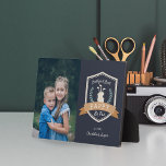 Plaque Photo Meilleur Pappy Par Par Par | Golf Grand-père Photo<br><div class="desc">Célébrez un grand-père amoureux du golf cette Fête des pères ou la Journée des grands-parents avec cette magnifique plaque photo personnalisée. Design présente un badge sur le thème du golf portant les mots "Best Pappy By Par" avec des lauriers verts et un sac de golf, à côté d'une photo de...</div>