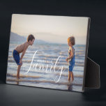 Plaque Photo Modèle photo moderne simple Nom de famille personn<br><div class="desc">Simple Modern Modèle photo Personnalisé Nom de famille Plaque contient votre photo préférée avec votre nom de famille personnalisé. Fait un cadeau fantastique pour Noël, anniversaire, anniversaire, fête des mères, Fête des pères, fête des grands-parents et plus encore. Personnalisez en modifiant le texte dans la zone de texte fournie. Conçu...</div>