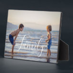 Plaque Photo Modèle photo moderne simple Nom de famille personn<br><div class="desc">Simple Modern Modèle photo Personnalisé Nom de famille Plaque contient votre photo préférée avec votre nom de famille personnalisé. Fait un cadeau fantastique pour Noël, anniversaire, anniversaire, fête des mères, Fête des pères, fête des grands-parents et plus encore. Personnalisez en modifiant le texte dans la zone de texte fournie. Conçu...</div>