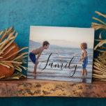 Plaque Photo Modèle photo moderne simple Nom de famille personn<br><div class="desc">Simple Modern Modèle photo Personnalisé Nom de famille Plaque contient votre photo préférée avec votre nom de famille personnalisé. Fait un cadeau fantastique pour Noël, anniversaire, anniversaire, fête des mères, Fête des pères, fête des grands-parents et plus encore. Personnalisez en modifiant le texte dans la zone de texte fournie. Conçu...</div>