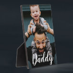 Plaque Photo Modern I Love You Papa Script Photo personnalisée<br><div class="desc">En utilisant une belle typographie moderne pour les mots "I Love you Daddy", cette photo de papa et d'enfant peut être facilement personnalisée avec votre propre photo préférée. Une plaque photo avec support de chevalet à chérir et à afficher, une option de cadre photo moderne. Donne-le à papa pour la...</div>