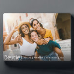 Plaque Photo Moderne Meilleur Amis Pour L'Amitié<br><div class="desc">Célébrez votre lien incassable avec cette photo d'amitié simple et mignonne pour les meilleurs amis. Cette plaque BFF élégante présente votre photo horizontale préférée avec des "besties" élégamment revêtues de lettrage blanc. Cette plaque est un cadeau de remise de diplômes réfléchi pour les femmes, une façon significative de chérir des...</div>