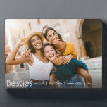Plaque Photo Moderne Meilleur Amis Pour L'Amitié<br><div class="desc">Célébrez votre lien incassable avec cette photo d'amitié simple et mignonne pour les meilleurs amis. Cette plaque BFF élégante présente votre photo horizontale préférée avec des "besties" élégamment revêtues de lettrage blanc. Cette plaque est un cadeau de remise de diplômes réfléchi pour les femmes, une façon significative de chérir des...</div>
