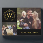 Plaque Photo Monogramme Wreath Editable Color Custom Photo Fram<br><div class="desc">Personnalisez simplement votre texte et vos photos et créez un cadeau unique pour vous-même ou pour quelqu'un que vous aimez ! La couleur Arrière - plan peut être changée en n'importe quelle couleur de votre choix !</div>