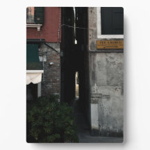 Narrow venetian alleyway (film, 2024)