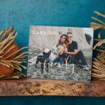 Plaque Photo Nom de famille Date de création | Photo et typogra<br><div class="desc">Vous recherchez l'impression parfaite sur mesure ? Notre écriture chic de nom de famille d'impression est le moyen parfait pour chérir ces souvenirs pour toujours. Elégante "famille" dans le script de calligraphie moderne, date établie et belle citation. Ce gardien fait un merveilleux cadeau pour toute occasion : jour de la...</div>