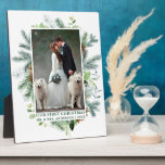 Plaque Photo Notre première photo d'aquarelle de Noël de pin ve<br><div class="desc">Elégante aquarelle Pins verdoyants Notre premier Noël Nouveau marié Plaque photo Mariage - Texte vert</div>