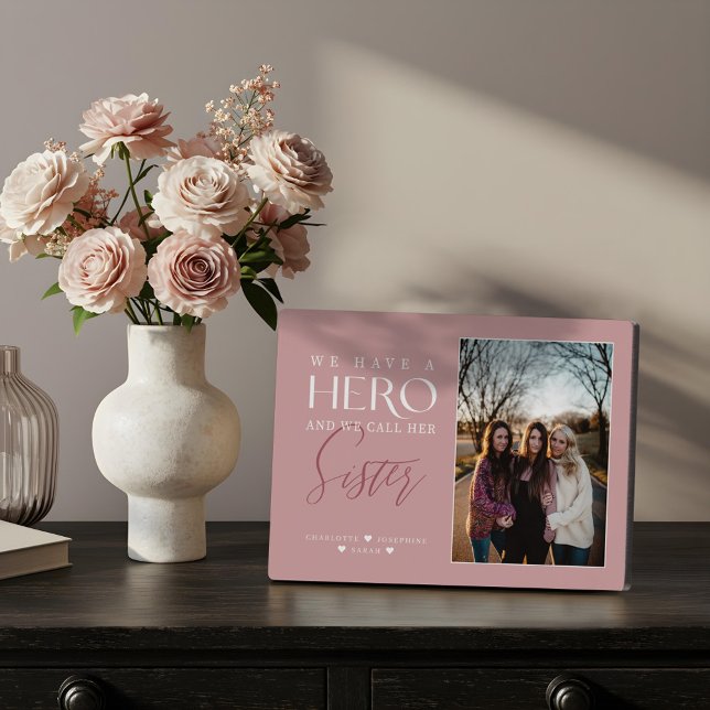 Plaque Photo Nous avons un héros que nous appelons sa soeur gar (We Have a Hero We Call Her Sister Photo Keepsake Plaque)