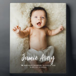 Plaque Photo Nouveau-né Nom de la photo de bébé Script statisti<br><div class="desc">Célébrez l’arrivée de votre petite fille avec cette plaque de chevalet photo pour bébé nouveau-né, personnalisée avec le nom du bébé, les statistiques de naissance et une photo chère. Ce beau gardien fait un cadeau sincère pour les parrains, grands-parents, tantes, oncles et proches. Conçue pour capturer et commémorer les premiers...</div>