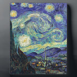 Plaque Photo Nuit étoilée par van Gogh<br><div class="desc">Van Gogh était obsédé par le symbolisme des objets lumineux et de la couleur. La lampe était un symbole de calme et de sécurité. L'étoile symbolisait la foi, et la lumière, les réalités humaines. Le bleu ultramarin profond était infini, tandis que le rouge et le vert exprimaient "ces choses terribles,...</div>
