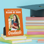Plaque Photo Orange Graduate Arch Modern Graduate Photo<br><div class="desc">Cette plaque moderne orange et blanche pour la remise des diplômes de la haute photographie orangée met en vedette votre nom de lycée ou de collège pour la classe de 2025. Customisez avec votre nom sous l'écriture manuscrite chic et audacieuse et l'arche branchée pour une décoration supérieure personnalisée.</div>