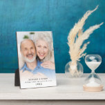 Plaque Photo Partage de photos de croissants au café depuis l'a<br><div class="desc">Partage de photos amusant de croissants au café depuis l'année des noms. Un design entièrement personnalisable pour un cadeau d'anniversaire ou pour toute occasion pour un couple,  avec une photo personnalisée du couple heureux,  une phrase humoristique,  leurs noms et l'année où ils se sont rencontrés.</div>