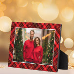 Plaque Photo Photo classique de Noël Tartan Rouge Plaid<br><div class="desc">Un classique motif tartan plaid rouge derrière votre photo horizontale de famille de vacances pour une plaque photo de Noël festive et traditionnelle. Un cadeau de Noël simple et beau.</div>