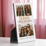 Plaque Photo Photo Collage Forever Soul Soeurs Amitié Cadeau<br><div class="desc">Célébrez le lien que seules les soeurs de l'âme comprennent avec cette plaque de collage photo personnalisée - parfait pour les anniversaires,  les amitiés longue distance,  ou juste parce que. Personnalisez avec vos souvenirs préférés et faites savoir à votre meilleure amie qu'elle est votre personne pour toujours.</div>
