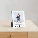 Plaque Photo Photo Couples personnalisés | Cadeaux musicaux Ann<br><div class="desc">Un cadeau photo tendance, mémorable et adorable pour les plus proches des amis ou des couples. Le design comprend une seule photo pour afficher votre propre photo spéciale. Customisez avec le nom Votre chanson préférée. Envoyez un cadeau mémorable et spécial à vous-même et à vos meilleurs amis, un cadeau sentimental...</div>