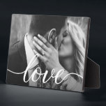 Plaque Photo Photo de couple personnalisé lettrage main Amour<br><div class="desc">Personnalisez cette photo de plaque avec la vôtre pour un cadeau attentionné. Écriture élégante,  moderne et unique pour le mot "Amour" avec des fioritures à longue queue.</div>