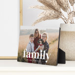 Plaque Photo Photo de famille et nom horizontal<br><div class="desc">Gardez un souvenir constant de votre priorité la plus importante à proximité avec cette plaque sucrée de conservation familiale. Ajoutez une photo horizontale ou paysagère préférée,  avec "famille" recouverte de lettres blanches et votre nom de famille en dessous.</div>