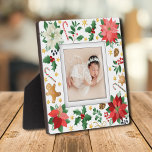 Plaque Photo Photo de famille sans cadre de Noël<br><div class="desc">Fabriqué pour être dimensionnel, une bordure de fleurs de Noël, étoiles et plus crée un cadre magnifique pour votre photo préférée sur cette plaque de table avec un chevalet intégré. L'image est placée directement sur le panneau du carton dur pour une image incroyablement nette avec une surface nettoyée facile à...</div>