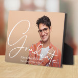 Plaque Photo Photo de fin d'études de script moderne<br><div class="desc">Photo en acrylique bloc de graduation gardée avec votre photo préférée,  votre nom,  votre classe et Graduate en lettrage blanc chic. Parfait pour vous-même ou comme cadeau aux parents et grands-parents. CORRESPONDRE des articles dans notre magasin.</div>