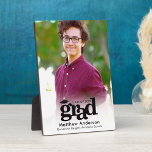 Plaque Photo Photo de Graduation blanche Typographie noire Mini<br><div class="desc">Soyez fier, réjouissez-vous et présentez cette étape importante de votre grade favori. Créez cette plaque de dos simple, moderne et minimaliste personnalisée pour un souvenir que vous apprécierez toujours. Téméraire, graphique, typographie noire, icône noire de casquette gris et dégradé blanc superposent la photo de votre choix. Personnalisez le texte personnalisé...</div>