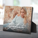 Plaque Photo Photo de graduation de script blanc<br><div class="desc">Ajoutez votre photo préférée à cette plaque photo avec chevalet intégré. Peut être utilisé avec des photos horizontales ou verticales. Conservez,  supprimez ou déplacez le mot GRADUATE pour l'adapter à votre photo verticale ou horizontale. PLUS de designs dans notre magasin.</div>