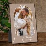 Plaque Photo Photo de mariage à l'Arche Élégante Beige<br><div class="desc">Un souvenir spécial présente votre photo de mariage dans un design d'arche élégante avec le texte "Mariés" en texte chic ainsi que vos noms et date de mariage sur un fond beige. Cadeau magnifique pour votre famille et un souvenir fabuleux à afficher chez vous. La COULEUR du fond peut être...</div>