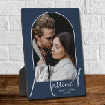 Plaque Photo Photo de mariage à l'Arche Élégante Bleu Nuit<br><div class="desc">Un souvenir spécial présente votre photo de mariage dans un design d'arche élégante avec le texte "Mariés" en texte chic ainsi que vos noms et date de mariage sur un fond bleu nuit. Cadeau magnifique pour votre famille et un merveilleux souvenir à afficher chez vous. La COULEUR de fond peut...</div>