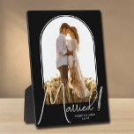 Plaque Photo Photo de mariage à l'Arche Élégante Noir<br><div class="desc">Un souvenir spécial présente votre photo de mariage dans un design d'arche élégante avec le texte "Marié" en texte chic ainsi que vos noms et date de mariage. Cadeau magnifique pour votre famille et un merveilleux souvenir à afficher chez vous. La COULEUR de fond peut être modifiée ! PLUS DE...</div>