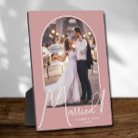 Plaque Photo Photo de mariage à l'Elegant Arch Rose Poussiéreux<br><div class="desc">Un souvenir spécial présente votre photo de mariage dans un design d'arche élégant avec le texte "Marié" en texte chic ainsi que vos noms et date de mariage sur un fond rose poussiéreux. Cadeau magnifique pour votre famille et un beau souvenir à afficher chez vous. La COULEUR de fond peut...</div>