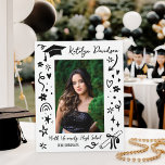 Plaque Photo Photo de remise de diplôme avec Doodle personnalis<br><div class="desc">Une plaque de fin d'études amusante présentant une photo de finissant encadrée par des doodles dessinés à la main ludiques, y compris une casquette de graduation, un diplôme, des étoiles, des cœurs et des confettis sur un fond noir audacieux. Le nom du diplômé apparaît en écriture cursive en haut avec...</div>