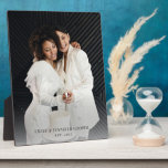 Plaque Photo Photo en acrylique de couple gay nouvellement mari<br><div class="desc">Une plaque de photo de mariage moderne et monogrammée pour un couple gay avec date de mariage et nom. Un souvenir de mariage minimaliste simple.</div>