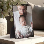 Plaque Photo Photo personnalisée moderne Daddy & Baby Name Keep<br><div class="desc">Magnifique photo moderne et minimaliste personnalisée pour les papas et les nouveaux papas. Le design comporte une photo complète avec "DADDY &" affichée sur la photo dans une opacité blanche légère superposée et personnalisée avec le nom de votre fils ou de votre fille. Faites un grand cadeau pour la Fête...</div>