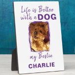 Plaque Photo Photo personnalisée nom chien animal blanc pourpre<br><div class="desc">Ajoutez une touche chaleureuse à toute pièce avec notre plaque de table "Life is Better with a Dog" avec de l'Easel ! Cette plaque de charme est parfaite pour les amoureux de les chiens, avec un design élégant et une citation chaleureuse pour égayer votre maison. Que ce soit sur votre...</div>