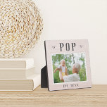 Plaque Photo Photo Russe Personnalisé Pop Grandpa<br><div class="desc">La plaque de grand-père personnalisée pour la Fête des pères, les anniversaires ou la fête des grands-parents présente une photo préférée de son petit-enfant ou de ses petits-enfants avec "Pop" ci-dessus en lettres rustiques. Personnalisez avec l'année où il est devenu grand-père en-dessous, ou ajoutez un message ou un nom personnalisé....</div>