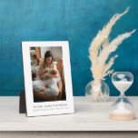 Plaque Photo Photo Simple Nouveau Bébé Et Maman<br><div class="desc">Une maman mignonne moderne et une nouvelle plaque de garde photo. Remplacez simplement l'échantillon de photo par votre propre photo. Souviens-toi des premiers jours de bébé !</div>