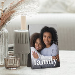 Plaque Photo Photo verticale superposition famille<br><div class="desc">Gardez un souvenir constant de votre priorité la plus importante à proximité avec cette plaque sucrée de conservation familiale. Ajoutez une photo verticale préférée,  avec une "famille" recouverte de lettres blanches classiques.</div>
