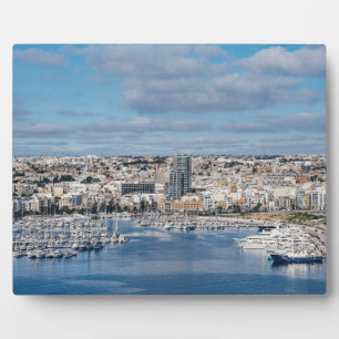 Plaque Photo Port de Sliema avec bâtiments et bateaux modernes