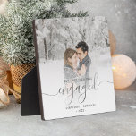 Plaque Photo Premier Noël Engagé Photo Silver Script<br><div class="desc">Commémorez votre fiançailles avec cette belle plaque de gardien moderne. Le texte dit "Notre premier Noël engagé", avec le mot "engagé" dans un élégant script d'écriture de faux papier argenté avec des fioritures avant et après. Remplacez l'exemple d'image par votre photo préférée, et ajoutez vos noms et l'année. Un filtre...</div>