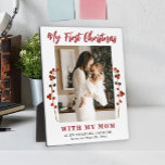 Plaque Photo Première maman de Noël et photo bébé<br><div class="desc">Premier Noël de bébé avec maman plaque de gardien unique avec branches de baies rouges,  votre photo personnalisée et texte de script de typographie moderne rouge.             Peut être un beau cadeau pour une nouvelle mère.</div>