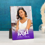 Plaque Photo Purple Graduation Photo Bold Typographie Minimalis<br><div class="desc">Soyez fier, réjouissez-vous et présentez cette étape importante de votre grade favori. Créez cette plaque de dos simple, moderne et minimaliste personnalisée pour un souvenir que vous apprécierez toujours. Téméraire, graphique, typographie blanche, icône de casquette gris blanc et dégradé violet superposent la photo de votre choix. Personnalisez le texte personnalisé...</div>