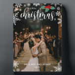 Plaque Photo Red Holly Snowflakes 1er Mariage de Noël Photo<br><div class="desc">Beau flocon de neige thème Premier Noël Comme M. & Mme Nom plaque photo imprimée avec votre photo couvrant la plaque,  joli flocon de neige blanc,  baies sainte rouge avec feuilles verts,  et votre nom et l'année.</div>