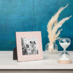 Plaque Photo Rose et blanc modernes | Photo de famille | Initia<br><div class="desc">cette photo de famille moderne rose et blanc dégage un sentiment de convivialité,  d'amour et de style contemporain. Il saisit un moment de joie et d'unité,  mettant en valeur la beauté de la famille et leur lien harmonieux.</div>